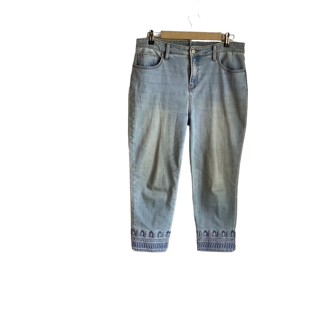 Chico’s So Slimming Women’s Distressed Cropped Jeans.  Size 1.5 (10)